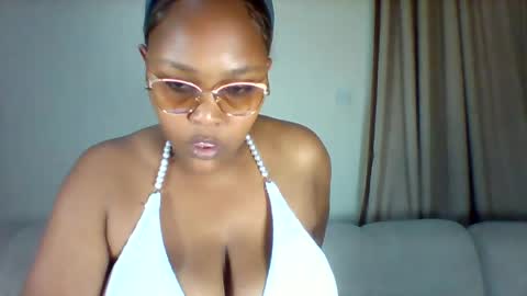 pretty_dee1 online show from August 13, 9:18 pm