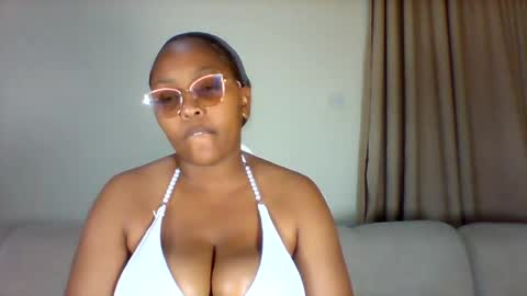pretty_dee1 online show from August 13, 11:52 pm