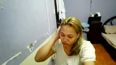 pretty_lyn08 online show from July 13, 4:57 pm