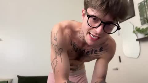 pretty boy online show from August 6, 4:33 am