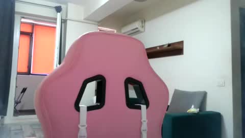 prettyjulliette online show from August 7, 10:04 am