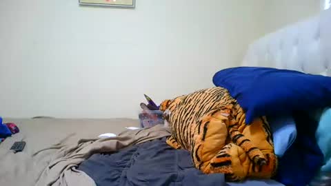 prettylondond online show from August 10, 1:51 am