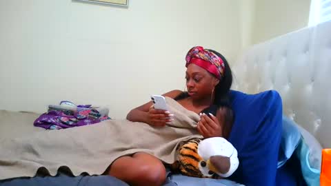 prettylondond online show from August 10, 9:05 pm