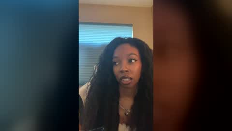 primrose22 online show from August 12, 1:19 am