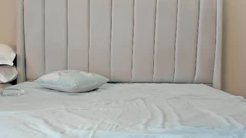 lola online show from August 5, 4:54 am