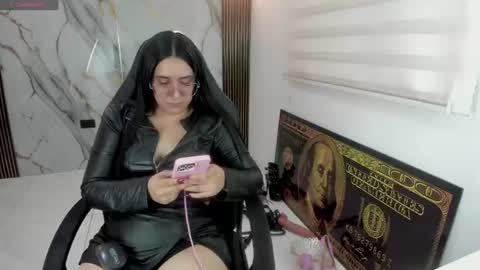 queen_findom1 online show from August 8, 11:32 am