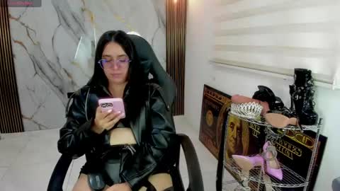 queen_findom1 online show from August 12, 10:06 am