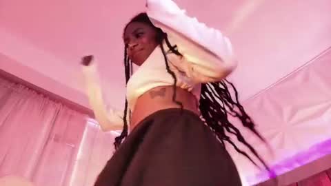 queen_perla_ online show from July 28, 2:56 pm