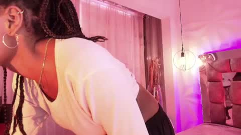 queen_perla_ online show from July 28, 4:02 pm