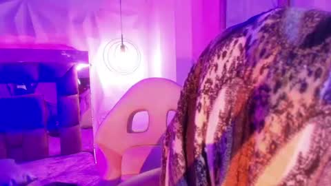 queen_perla_ online show from August 2, 11:55 pm
