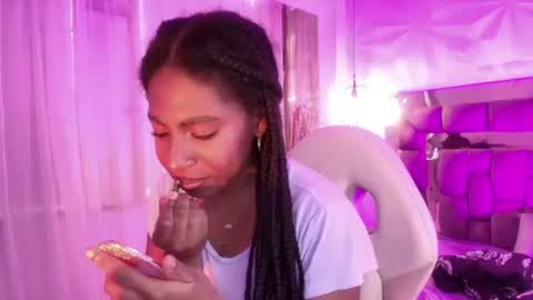 queen_perla_ online show from August 4, 1:19 pm