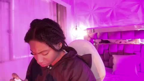 queen_perla_ online show from August 5, 1:20 pm