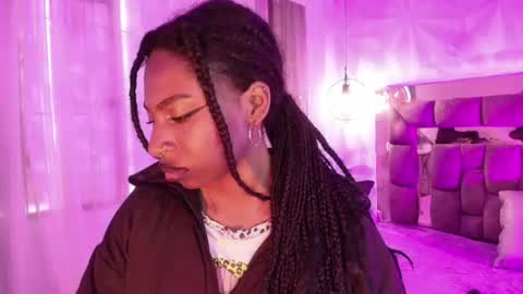 queen_perla_ online show from August 5, 6:50 pm