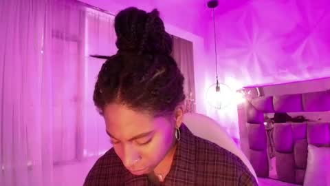 queen_perla_ online show from August 6, 1:10 pm