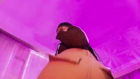 queen_perla_ online show from August 6, 3:22 pm