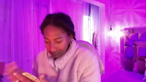 queen_perla_ online show from August 9, 9:05 pm