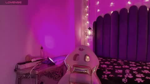 queen_perla_ online show from September 9, 12:24 pm
