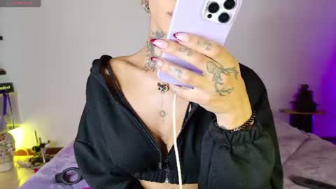 queencock_777 online show from August 2, 9:33 pm