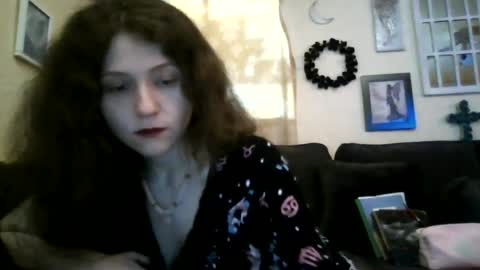 queencrimsonlvx online show from July 10, 6:30 am