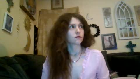 queencrimsonlvx online show from July 29, 10:00 am