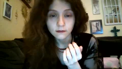 queencrimsonlvx online show from July 30, 1:40 pm