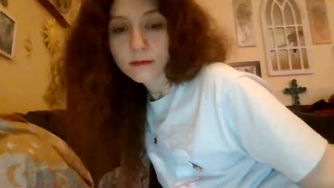 queencrimsonlvx online show from August 7, 3:06 am