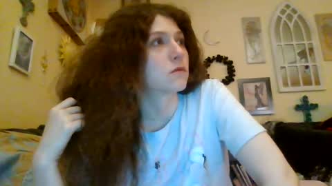 queencrimsonlvx online show from August 7, 4:45 am