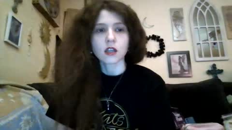 queencrimsonlvx online show from August 10, 9:00 am