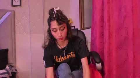 queenjenn__ online show from July 5, 5:32 am