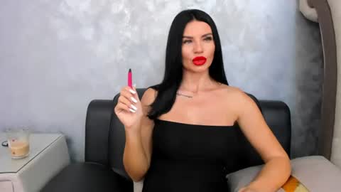 QueenLoraa online show from August 14, 5:11 am