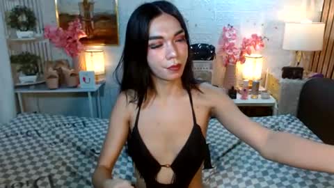 queennira online show from July 18, 4:13 am