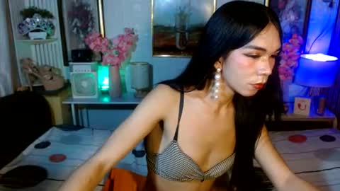 queennira online show from July 23, 8:49 am