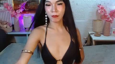 queennira online show from August 1, 6:41 am