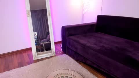 Queennofyuredreams online show from July 12, 2:18 am