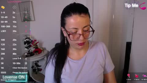 queenrose94 online show from August 3, 11:12 pm