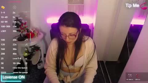 queenrose94 online show from August 6, 1:15 am