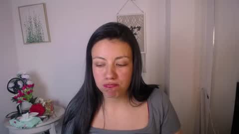 queenrose94 online show from August 12, 10:01 pm