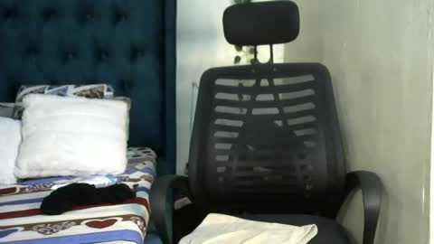 quin_z online show from June 12, 8:10 am