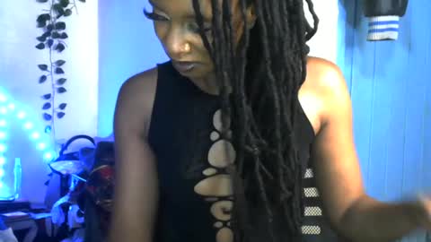 quin_z online show from August 12, 6:49 am