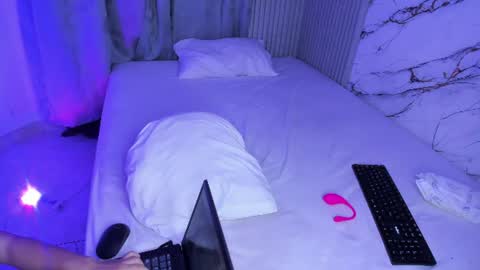 raiderandroxie1 online show from July 23, 2:36 am