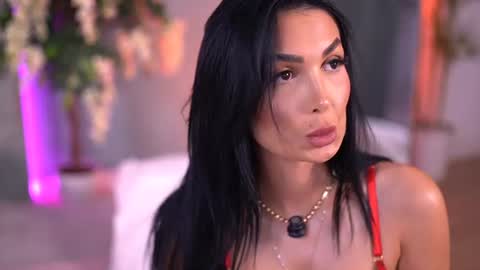 raquelledivax online show from August 4, 7:33 pm