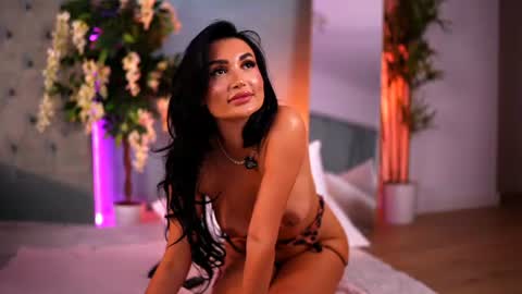 raquelledivax online show from August 5, 8:07 pm