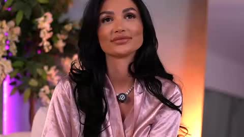 raquelledivax online show from August 12, 8:11 pm