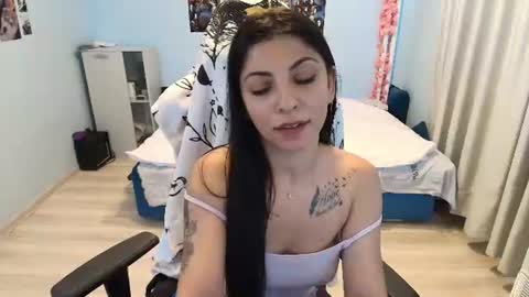 raven_haired_goddess online show from August 12, 9:33 am