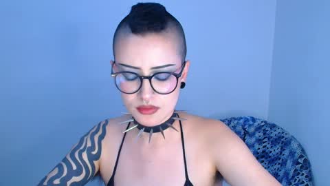 ravendarkness_ online show from April 9, 1:57 am