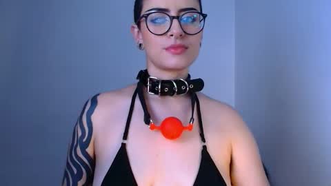 ravendarkness_ online show from May 2, 9:24 am