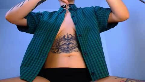 ravendarkness_ online show from May 9, 4:26 am