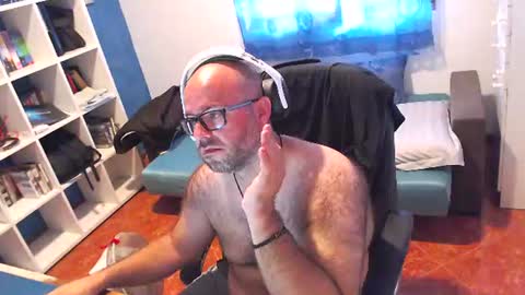ravingr3d3 online show from August 10, 9:33 am