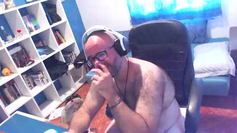 ravingr3d3 online show from August 11, 9:33 am
