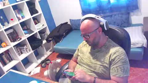 ravingr3d3 online show from August 11, 12:51 pm